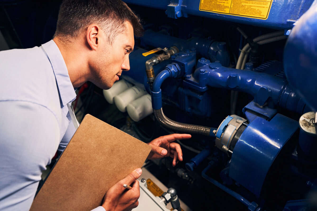 homme faisant la maintenance sur une machine industrielle